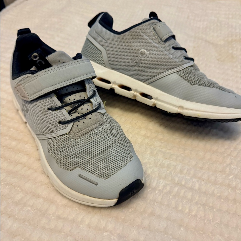 On cloud Kids Gray Athletic Shoes
